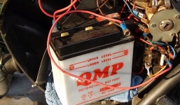 Dấu hiệu nhận biết ắc quy xe máy đang bị yếu