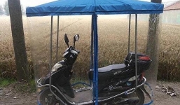 Dân mạng xôn xao về bộ khung che nắng, mưa cho xe máy 'độc nhất vô nhị'