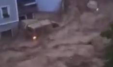 Video: Lũ lụt cuốn trôi nhà cửa, ô tô chỉ trong vài giây