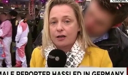 Nữ MC bị hôn lén khi đang ghi hình trực tiếp