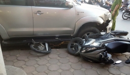 Ôtô nổ lốp đâm liên hoàn 8 xe máy, cuốn một nam thanh niên vào gầm xe