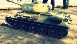 Tận mắt xem xe tăng T-34 tí hon nhét vừa cốp ô tô