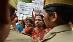 Thiếu nữ Ấn Độ bị xâm hại tập thể, treo xác lên cây giả tự tử