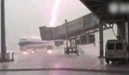 Video: Sét lớn đánh trúng máy bay Boeing trên đường băng