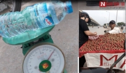 Video 'bóc mẽ' chiêu cân điêu của anh bán mận trên đường Nguyễn Xiển