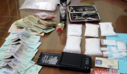 Chó nghiệp vụ phát hiện ma túy đá cất giấu kỹ trong xe taxi