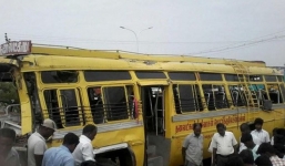 Dây điện rơi trúng xe bus, nhiều học sinh tử vong 