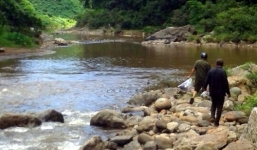 Đi đánh cá, phát hiện thi thể người đàn ông không mặc quần áo