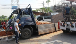 Tai nạn giao thông, xe tải chở gạch lao vào đuôi xe khách