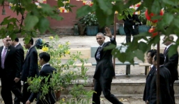 Video: Tổng thống Mỹ Obama công đức tại chùa Ngọc Hoàng