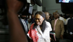 Cựu đệ nhất phu nhân Bờ Biển Ngà mỉm cười hầu tòa sau khi giết hại gần 3.000 người