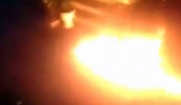 Hàng chục thanh niên vác mã tấu, ném bom xăng náo loạn khu phố