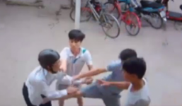 Video: Trộm xe máy bất thành, nam thanh niên bị quây đánh hội đồng