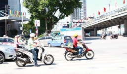 Người Hà Nội gồng mình chống chọi với ngày nắng nóng đỉnh điểm