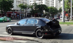 Siêu xe Bentley hơn 10 tỷ bị xe container tông nát đuôi ở Sài Gòn