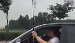 Thanh niên vừa truyền dịch, vừa lái xe và uống bia bị cộng đồng mạng chỉ trích