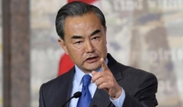 Video: Ngoại trưởng Trung Quốc cáu gắt khi bị phóng viên hỏi ở Canada