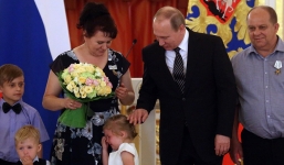 Video: Putin ôm mặt 'chịu thua' vì bé gái khóc nhè ở Điện Kremlin