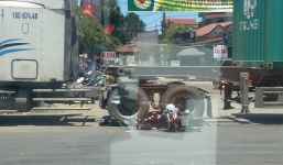 Sang đường bất cẩn, học sinh lao thẳng xe máy vào gầm xe container