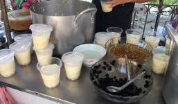 Nắng 40 độ bà bán tào phớ thu lãi 8 triệu đồng/ngày