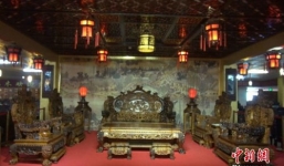 Bộ bàn ghế gỗ cẩm lai vàng gần 700 tỷ, đại gia không dám mua