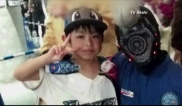 Cha cậu bé bị phạt bỏ trong rừng gấu cúi đầu xin lỗi con trai