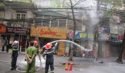 Cháy cột điện ở phố Cầu Gỗ, người dân bỏ chạy tán loạn