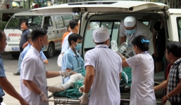 Chồng cũ lao vào bệnh viện khống chế, tưới xăng đốt vợ