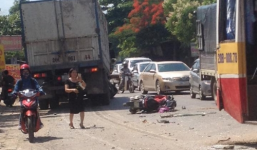 Video: Khoảnh khắc xe tải nổ lốp tông xe buýt và xe máy