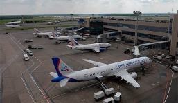 Máy bay bất ngờ bị tụt xuống hố khi vừa hạ cánh xuống đường băng