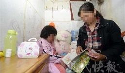 Mẹ nghèo liều mình trộm đùi gà giảm giá ở siêu thị về làm quà 1/6 cho con