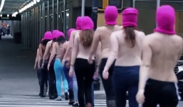 Báo Mỹ: Kiện chính quyền phân biệt giới tính vì 'không cho phụ nữ để ngực trần'