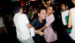 Phi Nhung và các con 'đại náo' phố đi bộ Nguyễn Huệ