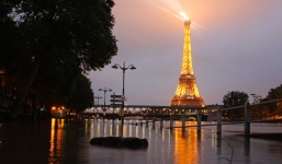 Tháp Eiffel trơ trọi khi Paris chìm trong biển nước do lũ lụt