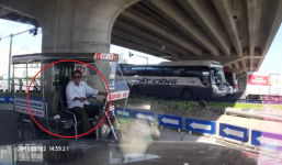 Xe 'thương binh' suýt đâm đầu ô tô khi qua gầm cầu ngược chiều