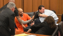 Video: Sát nhân cười khi nhận án tử, cha nạn nhân phẫn nộ lao vào đòi đánh