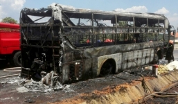 Xe khách giường nằm bốc cháy dữ dội, hành khách hoảng loạn la hét