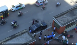 Nắng nóng trên 40 độ, 'xế hộp' bốc khói trên đường