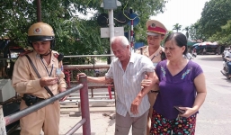Hà Nội: Cứu sống cụ ông định lao vào tàu hoả tự tử