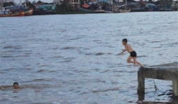 Hải Phòng: Hai học sinh lớp 11 chết đuối khi tắm sông