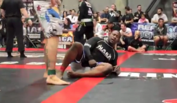 Bị knock-out oan ức nhất mọi thời đại, do đối thủ 'xì hơi' vào mặt