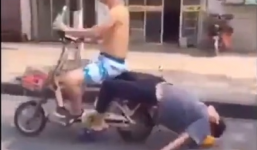 Video: Thanh niên chở bạn say rượu nằm trên yên xe đạp điện