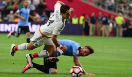 Mexico đánh bại Uruguay trong trận đấu 'mưa' thẻ phạt 