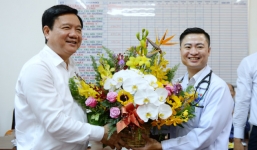 Bí thư Đinh La Thăng tới thăm bác sỹ 'bỏ giàu sang về quê khám bệnh'