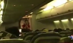 Nữ tiếp viên hát nhạc phim 'Hậu Duệ Mặt Trời' khiến hành khách thích thú