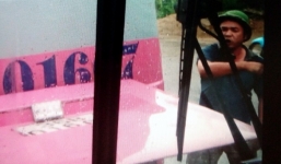 Tranh giành khách, nhà xe 'côn đồ' ép vỡ kính xe đối thủ