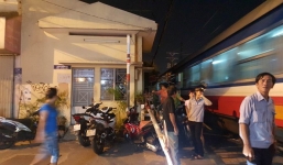 Thanh niên nghi ngáo đá dùng dao cố thủ trong chốt trực xe lửa