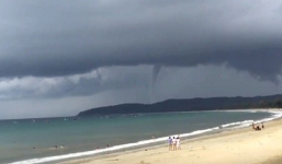 Vòi rồng khổng lồ xuất hiện 2 lần trên đảo Cô Tô