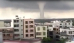 Video: Vòi rồng xé toạc nhiều nhà tại Trung Quốc, 10 người thương vong