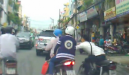 Video: Cảnh táo tợn cướp giật túi xách giữa ban ngày ở Sài Gòn